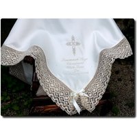 Tauftuch Decke Breite Cluny Spitze Personalisierbar in Vielen Sprachen Seide Oder Satin Weiß Creme von LyuboveChristenings