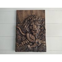 Panel Löwe Und Beute Aus Holz von LyxDecor