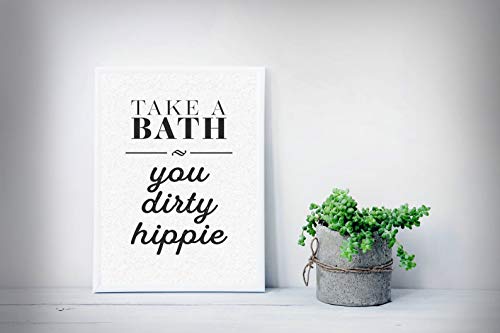 M&M Smartek Poster in A3 mit dem Spruch - Take a Bath You Dirty Hippie - lustige Geschenk Zeichen Wand Kunstdruck inkl. Rahmen in schwarz/weiß oder ohne Rahmen (Rahmen in weiß) von M&M Smartek