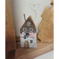 Holzhaus Bemalt Holz Gartendeko Holzhäuser Wimpelkette Schräghaus Speicherhaus Wohndeko Handbemalt Unikat Rustikal Upcyling 1 Stück von MADEbyLENEShop