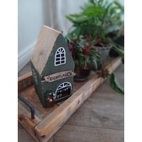 Holzhaus Dorfladen Café Handbemalt Grün Holz Gartendeko Holzhäuser Geburtstag Weihnachten Kaffee Geschenk Unikat Rustikal Upcyling 1 Stück Holzhaus Dorfladen Café Handbemalt Grün Holz Gartendeko Holzhäuser Geburtstag Weihnachten Kaffee Geschenk Unikat Rustikal Upcyling 1 Stück von MADEbyLENEShop