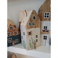 Holzhaus Mit Bemalten Blumen Holz Gartendeko Holzhäuser Schräghaus Speicherhaus Wohndeko Handbemalt Unikat Rustikal Upcyling 1 Stück von MADEbyLENEShop