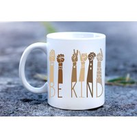 Be Kind Asl Zeichen Sprachbecher | Inspirierendes Motivationsdesign Art Kaffeetasse American Sign Sprache| 11Oz 15Oz Weiße Keramik Tasse Be Kind Asl Zeichen Sprachbecher | Inspirierendes Motivationsdesign Art Kaffeetasse American Sign Sprache| 11Oz 15Oz Weiße Keramik Tasse von MADFuns