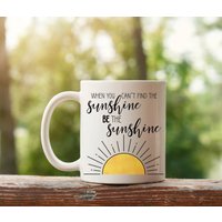 When You Can't Find The Sunshine Be Tasse | Inspirierendes Motivationsgeschenk Sun Art Kaffeetasse 11Oz 15Oz Weiße Keramiktasse When You Can't Find The Sunshine Be Tasse | Inspirierendes Motivationsgeschenk Sun Art Kaffeetasse 11Oz 15Oz Weiße Keramiktasse von MADFuns