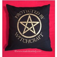 Witch Es Protected By Witchcraft Kissen Witch Es Protected By Witchcraft Kissen von MADOLDCATLADY