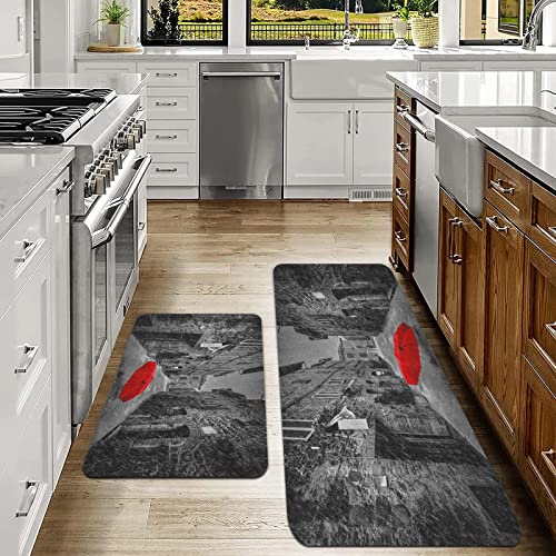 Küchenläufer 2 Stück, küchenteppich waschbar rutschfest,Schwarz-weißer roter Regenschirm auf einer dunklen schmalen Straße ,Teppich küche Gummirücken Küchenmatte für Esszimmer, Küche(40x60cm+40x120cm) von MADVEI
