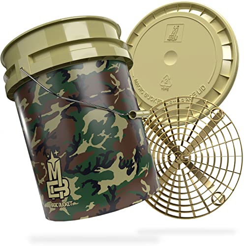 MAGIC BUCKET | Auto Handwäsche Bundle | Wascheimer mit passendem Eimer Deckel 5 US GALLONEN ca. 20 Liter | Mit Grit Guard Eimereinsatz Schmutzsieb | Waschset Camouflage Grün/Gold von MAGIC BUCKET