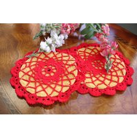 Vintage Gehäkelte Untersetzer Rot & Gold, 2Er-Set, Küchendeko Aus Den 50Er Jahren von MAISONDELINGE