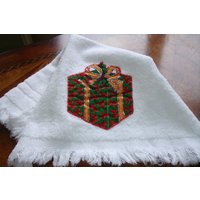 Vintage Weihnachtsfrottee Handtuch Mit Geschenk Applikation von MAISONDELINGE