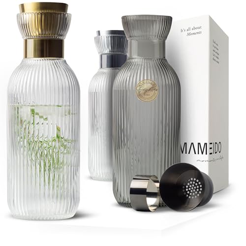 MAMEIDO Wasserkaraffe 1 l, Glaskaraffe mit Ausgießer & Sieb, mundgeblasene Karaffe Glas, Wasserkrug mit edler Optik für besondere Anlässe, Karaffen zum Verschenken (Crystal Gold) von MAMEIDO