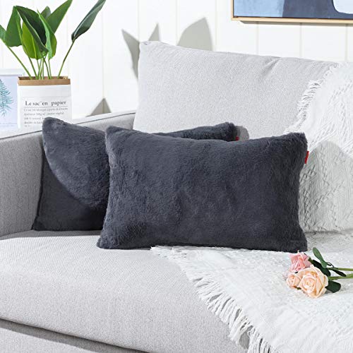 Mandioo 2er Set 30x50 cm Grau Faux Fur Flauschigen Kissenbezüge Moderne Künstlich Pelz Kissenhüllen Dekorative Sofakissen Dekokissen Weicher Zierkissenbezug für Wohnzimmer Sofa Schlafzimmer von Mandioo