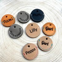 Hundemarke Mia | 4 cm ∅ Personalisiert Leder-Etui Tassomarke Etui Inklusive Prägung/Name Tasche von MANUFACTICAstore