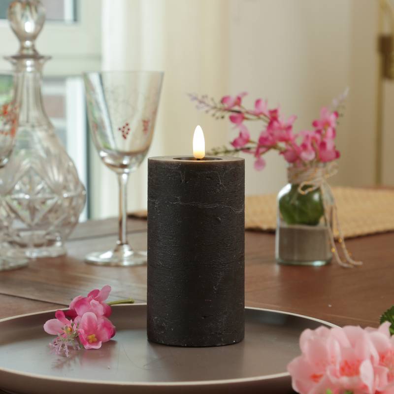LED Kerze LINA - Rustik-Optik - Echtwachs - 3D Flamme - H: 15cm - D: 7cm - Batterie - Timer - braun von MARELIDA