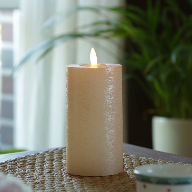 LED Kerze LINA - Rustik-Optik - Echtwachs - 3D Flamme - H: 15cm - D: 7cm - Batterie - Timer - rosa von MARELIDA