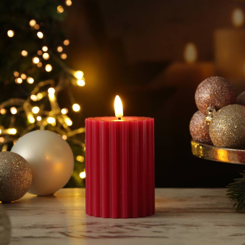 LED Kerze LIV - gerillt - Echtwachs - warmweiße 3D Flamme - H: 12cm - D: 7,5cm - Timer - beerenrot von MARELIDA
