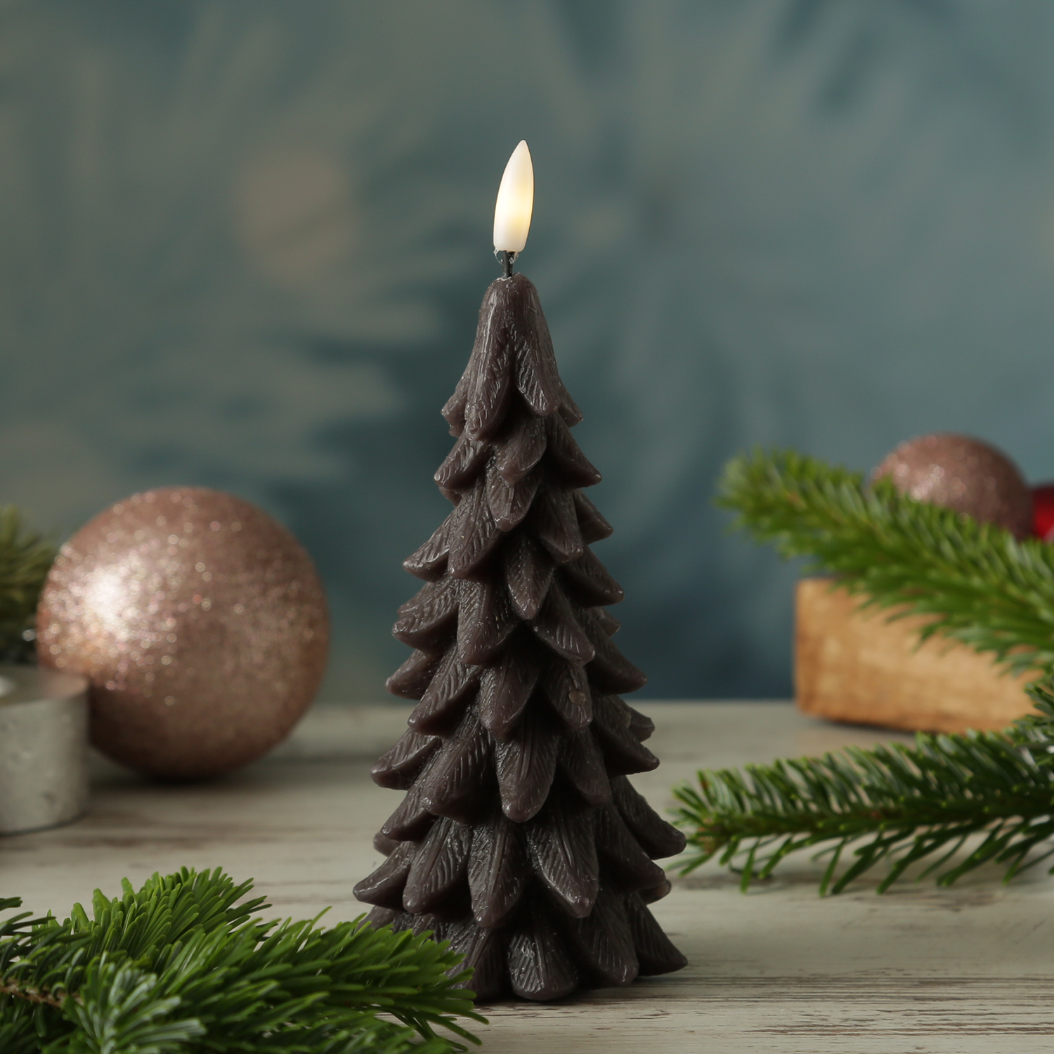 LED Kerze Tannenbaum - Echtwachs - 3D Flamme - H: 19cm - Timer - grau LED Kerze Tannenbaum - Echtwachs - 3D Flamme - H: 19cm - Timer - grau von MARELIDA