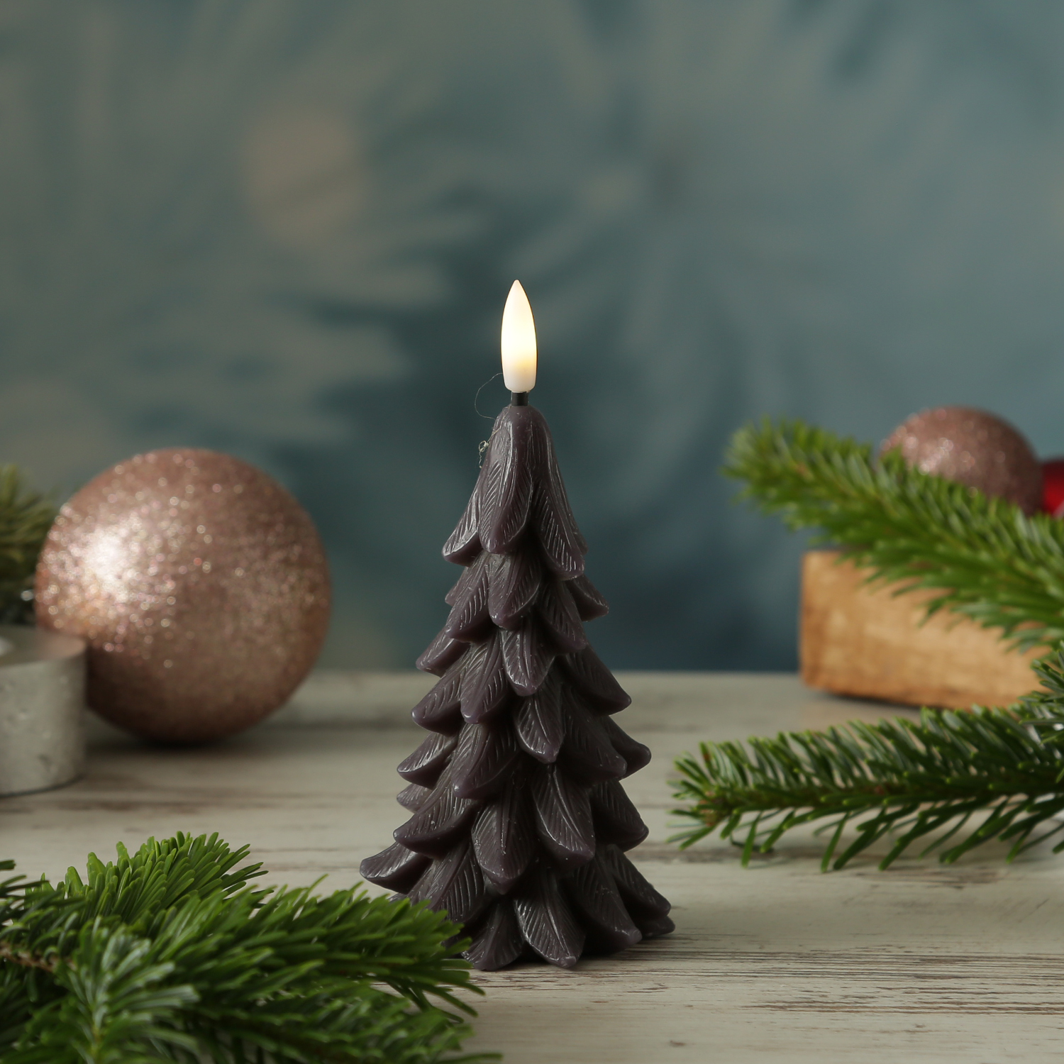 LED Kerze Tannenbaum - Echtwachs - 3D Flamme - inkl. Batterie - H: 16cm - Timer - grau LED Kerze Tannenbaum - Echtwachs - 3D Flamme - inkl. Batterie - H: 16cm - Timer - grau von MARELIDA