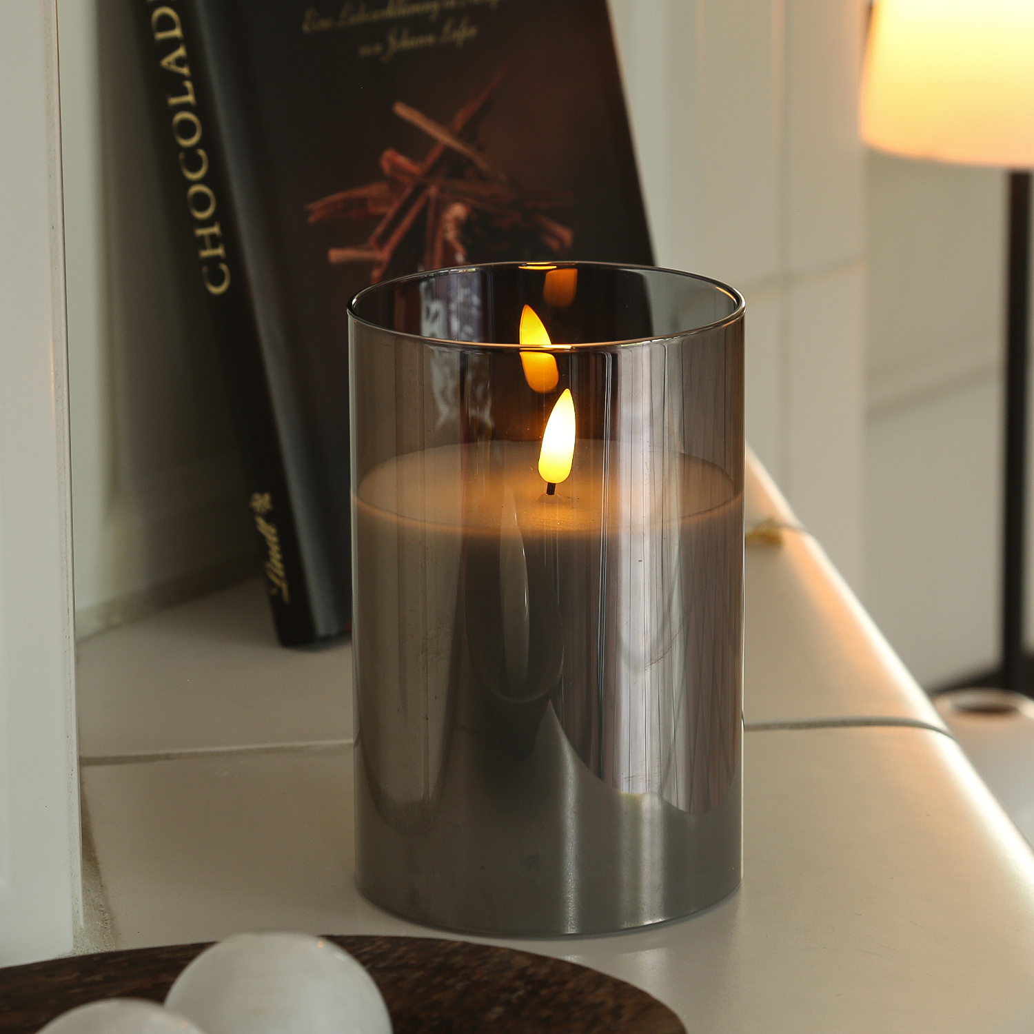 LED Kerze im Glas - Windlicht - Echtwachs - 3D Flamme - Timer - H: 15cm - D: 10cm - rauchgrau LED Kerze im Glas - Windlicht - Echtwachs - 3D Flamme - Timer - H: 15cm - D: 10cm - rauchgrau von MARELIDA