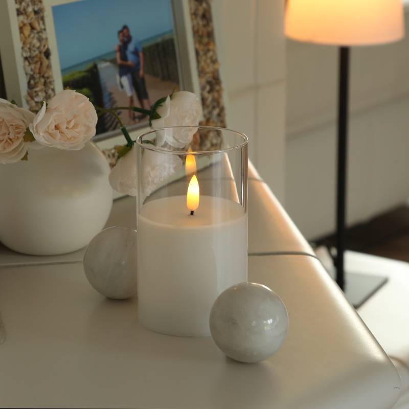 LED Kerze im Glas - Windlicht - Echtwachs - flackernde 3D Flamme - Timer - H: 12,5cm - D: 7,5cm von MARELIDA