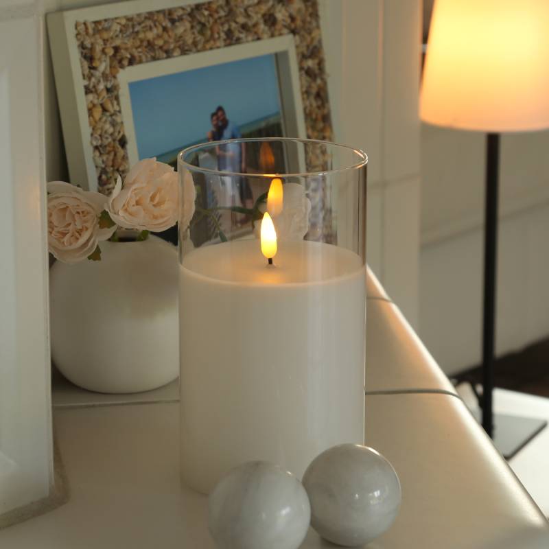LED Kerze im Glas - Windlicht - Echtwachs - flackernde 3D Flamme - Timer - H: 17,5cm - D: 10cm von MARELIDA