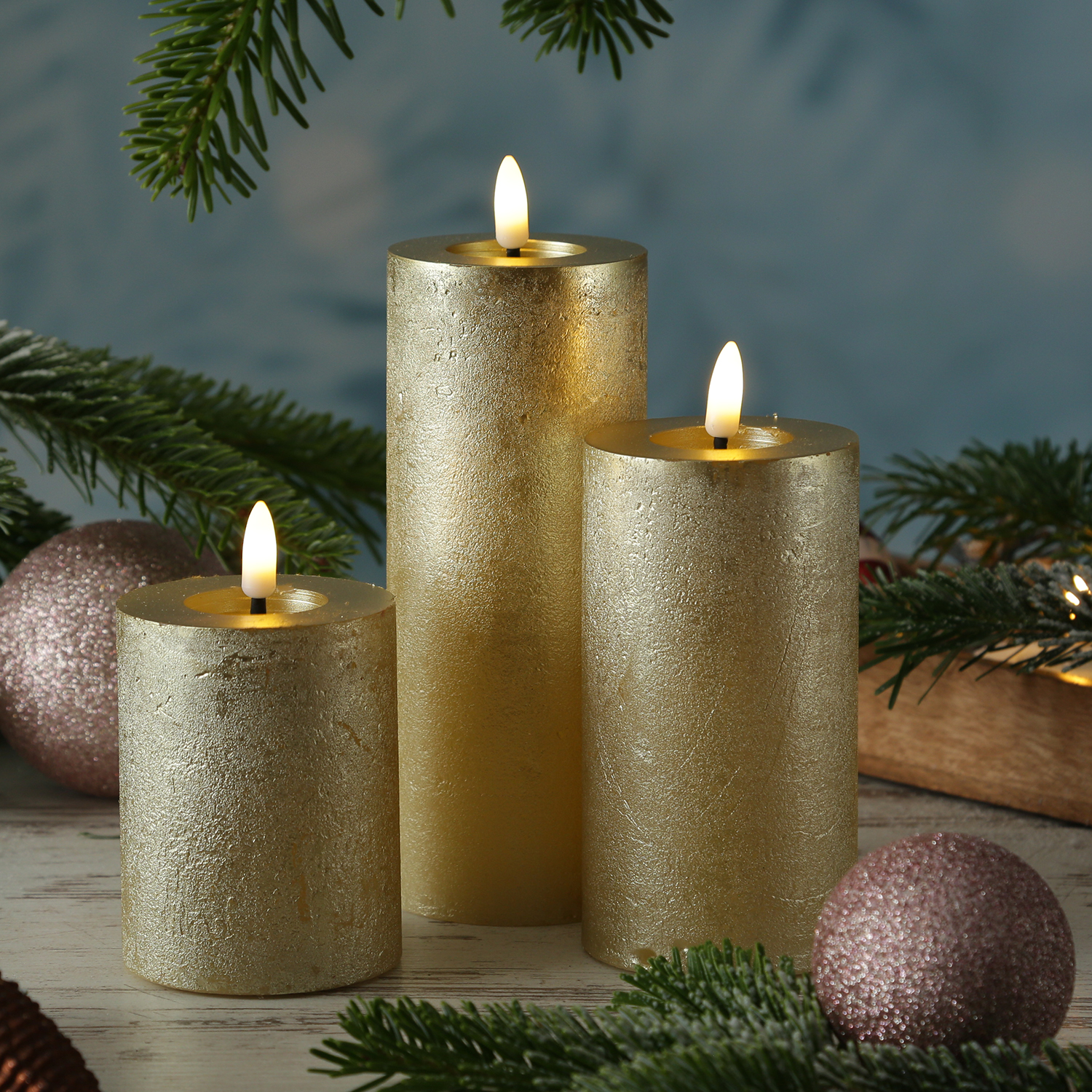 LED Kerzenset LINA - Rustik-Optik - Echtwachs - 3D Flamme - 3 Größen - Timer - gold - 3er Set LED Kerzenset LINA - Rustik-Optik - Echtwachs - 3D Flamme - 3 Größen - Timer - gold - 3er Set von MARELIDA