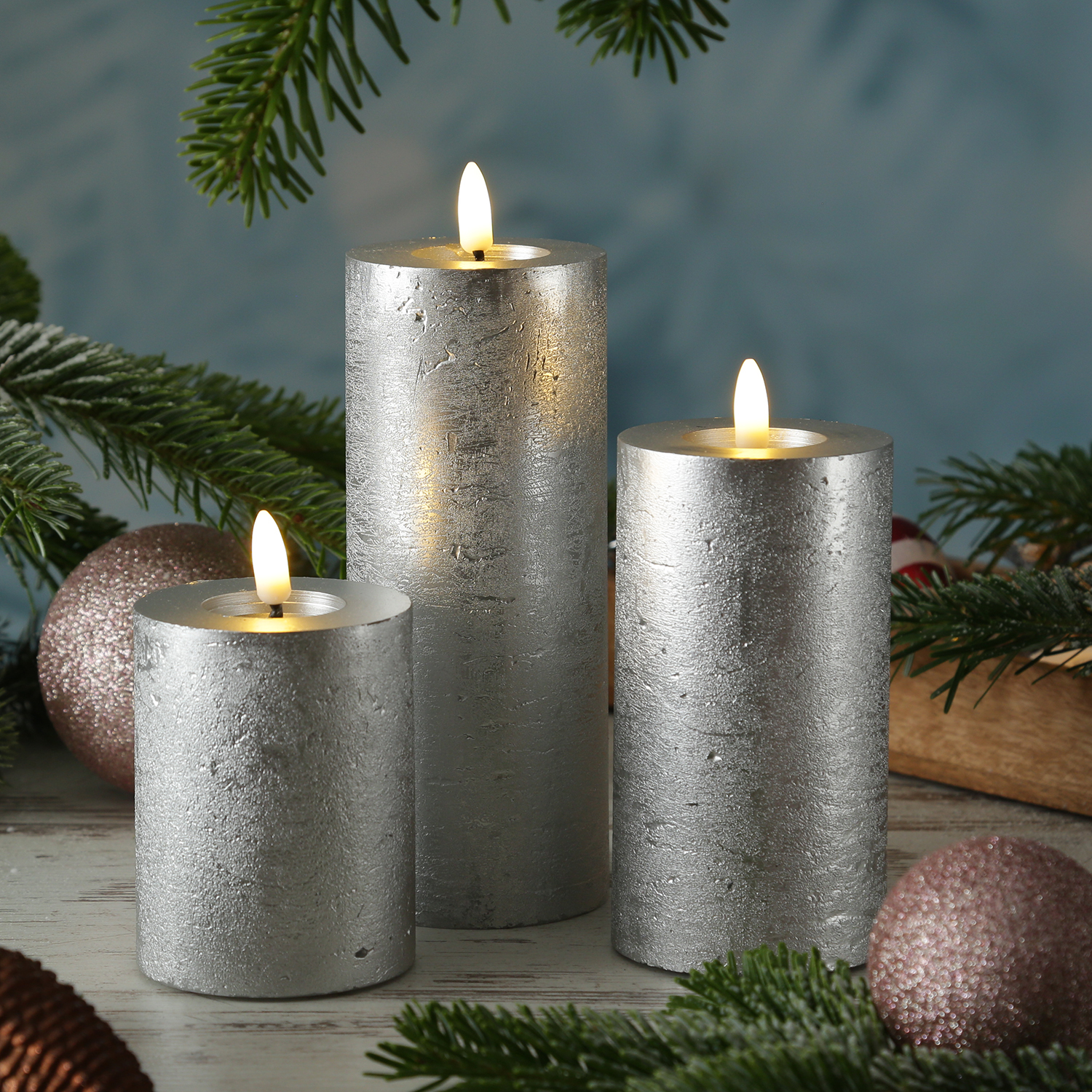 LED Kerzenset LINA - Rustik-Optik - Echtwachs - 3D Flamme - 3 Größen - Timer - silber - 3er Set LED Kerzenset LINA - Rustik-Optik - Echtwachs - 3D Flamme - 3 Größen - Timer - silber - 3er Set von MARELIDA