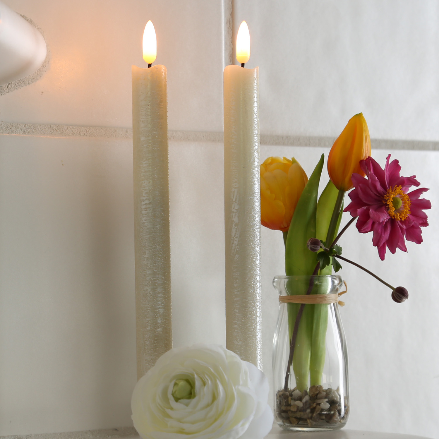 LED Stabkerzen LINA - Rustik-Optik - Echtwachs - flackernd - H: 25cm - Timer - creme - 2er Set von MARELIDA