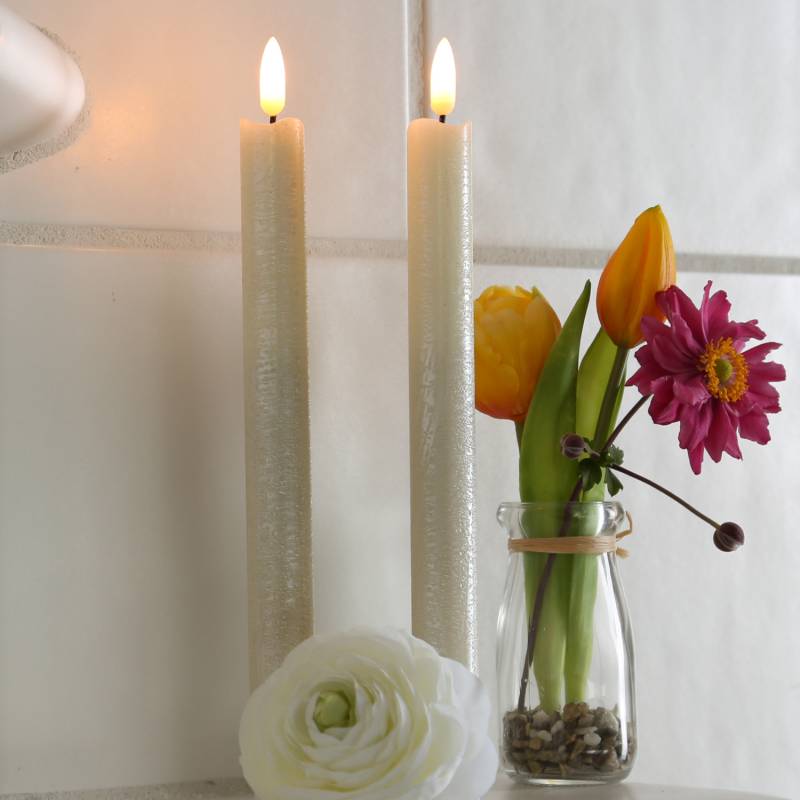 LED Stabkerzen LINA - Rustik-Optik - Echtwachs - flackernd - H: 25cm - Timer - creme - 2er Set von MARELIDA