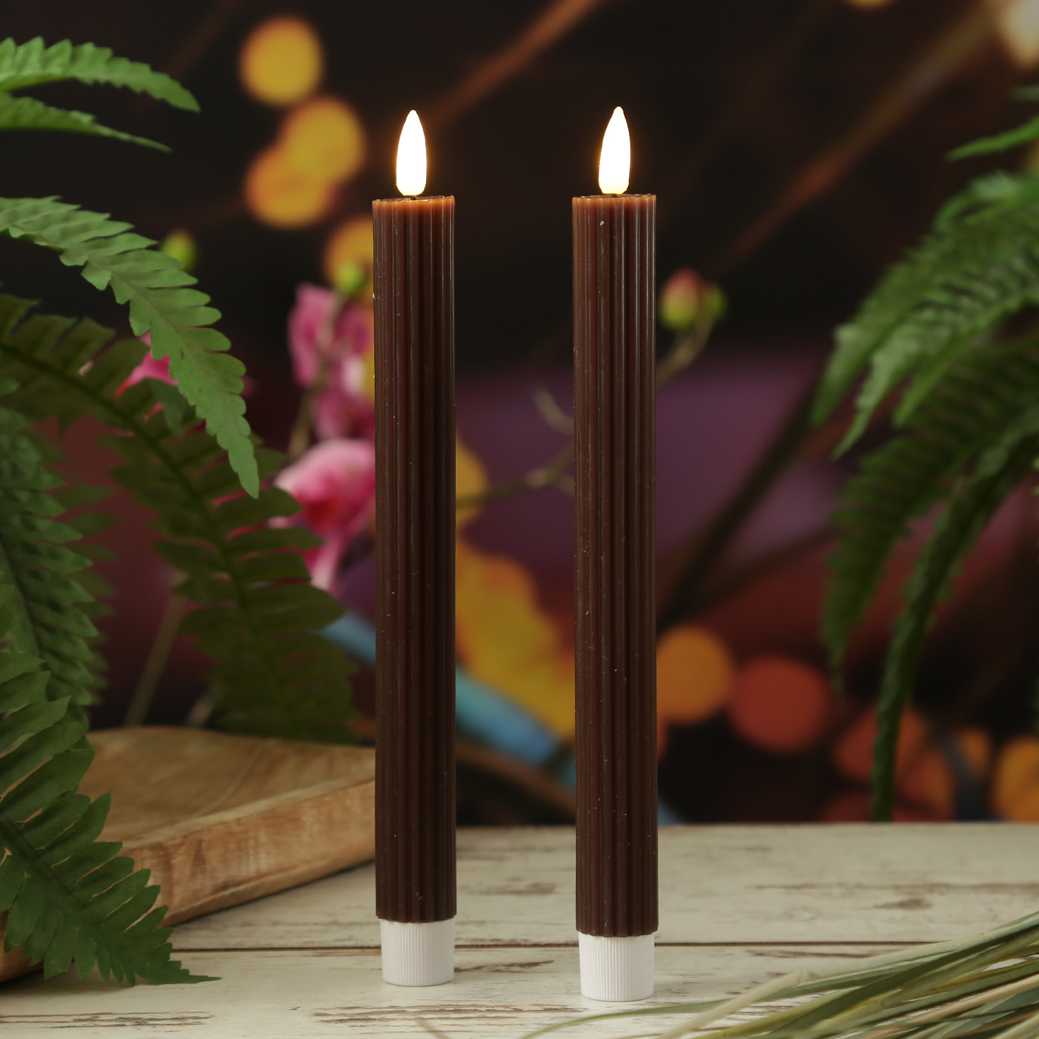 LED Stabkerzen LIV - gerillt - Echtwachs - flackernd - H: 25cm - Timer - braun - 2er Set LED Stabkerzen LIV - gerillt - Echtwachs - flackernd - H: 25cm - Timer - braun - 2er Set von MARELIDA