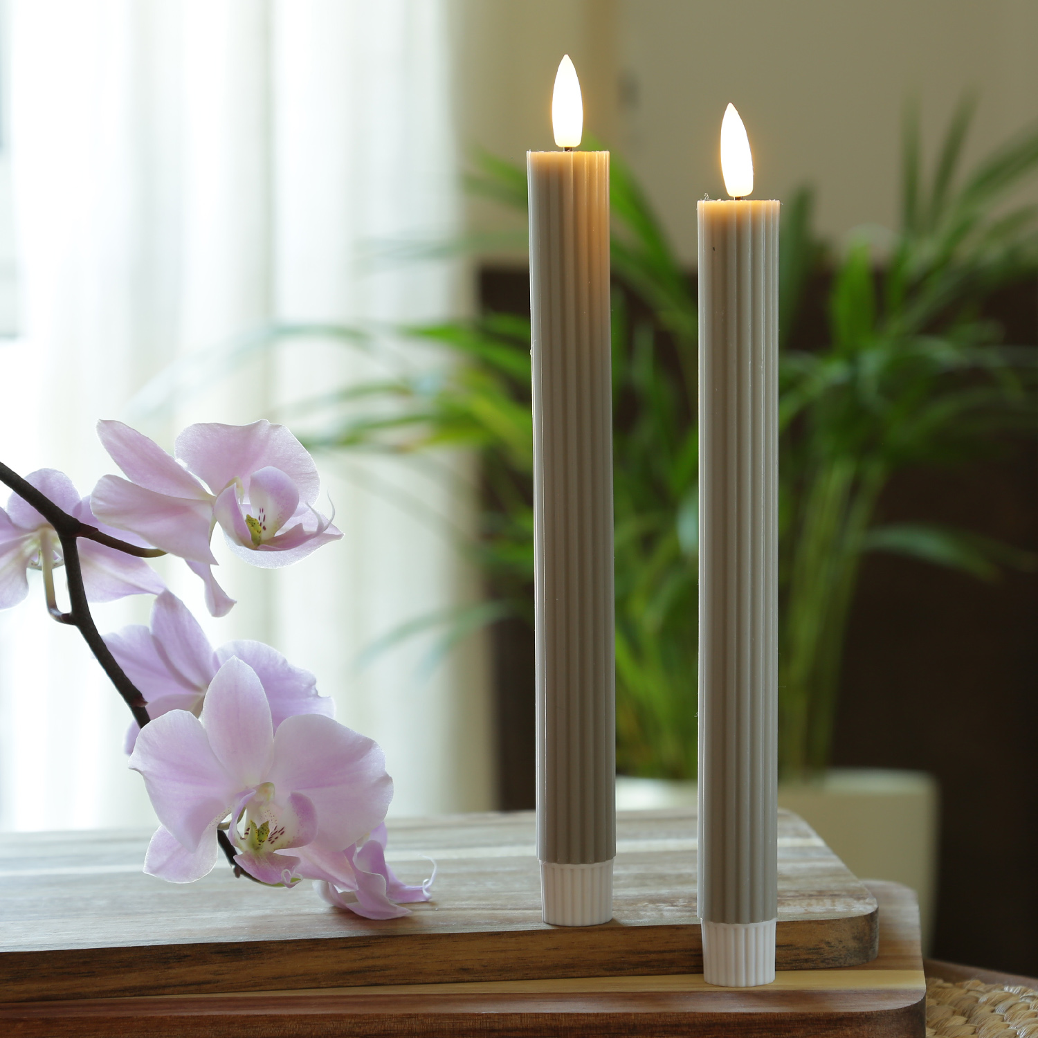 LED Stabkerzen LIV - gerillt - Echtwachs - flackernd - H: 25cm - Timer - grau - 2er Set LED Stabkerzen LIV - gerillt - Echtwachs - flackernd - H: 25cm - Timer - grau - 2er Set von MARELIDA