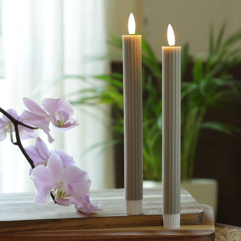 LED Stabkerzen LIV - gerillt - Echtwachs - flackernd - H: 25cm - Timer - grau - 2er Set von MARELIDA