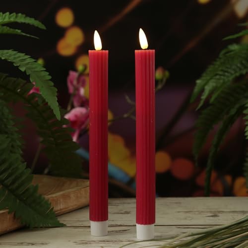 LED Stabkerzen LIV gerillt Tafelkerzen Dinnerkerzen aus Echtwachs Spitzkerzen mit Rillen und flackernder 3D Flamme H: 25cm (beerenrot) von MARELIDA