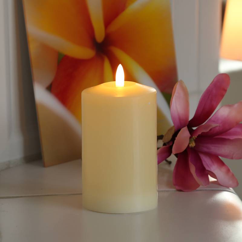 LED Kerze - Echtwachs - flackernde 3D Flamme - H: 14cm - D: 7,5cm - Batterie - Timer - creme von MARELIDA