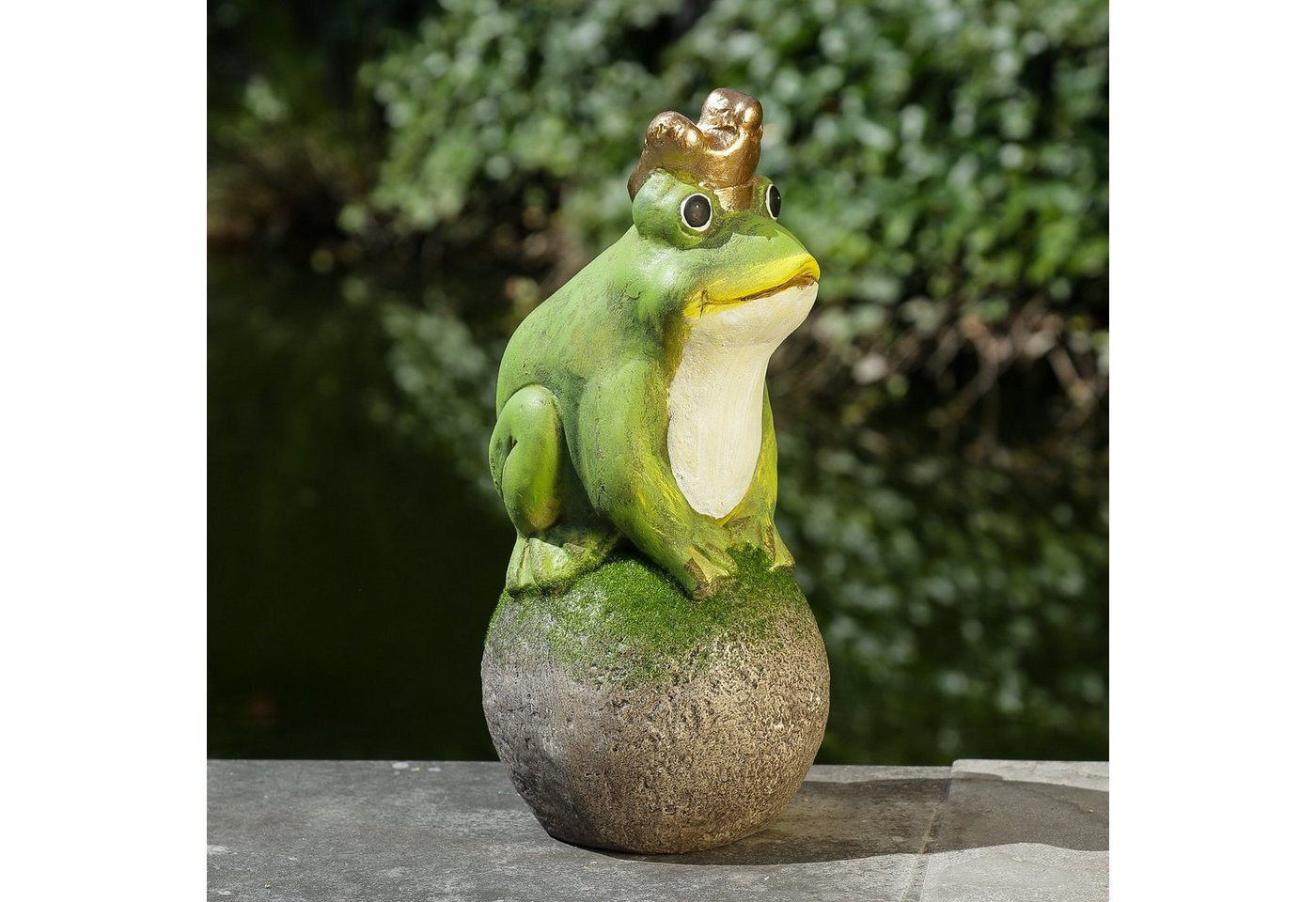 MARELIDA Gartenfigur Froschkönig auf Kugel Dekofigur Tierfigur für Beet Gartenfigur H: 36cm, (1 St) von MARELIDA