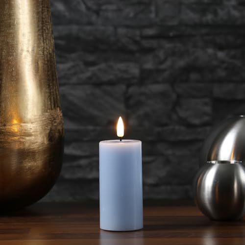 MARELIDA LED Kerze Echtwachs Deluxe Homeart Stumpenkerze mit realistischer 3D Flamme mit Wachsspiegel hellblau Indoor (D: 5cm - H: 10cm) von MARELIDA