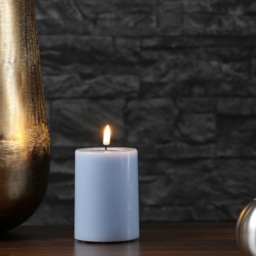 MARELIDA LED Kerze Echtwachs Deluxe Homeart Stumpenkerze mit realistischer 3D Flamme mit Wachsspiegel hellblau Indoor (D: 7,5cm - H: 10cm) von MARELIDA