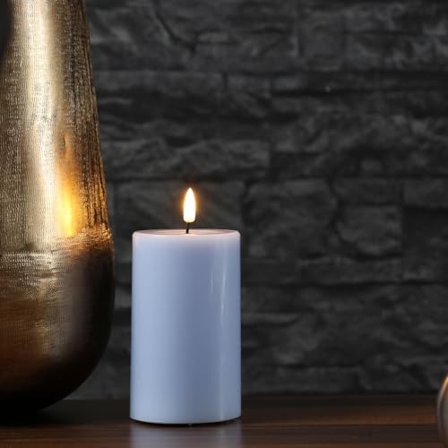 MARELIDA LED Kerze Echtwachs Deluxe Homeart Stumpenkerze mit realistischer 3D Flamme mit Wachsspiegel hellblau Indoor (D: 7,5cm - H: 12,5cm) von MARELIDA