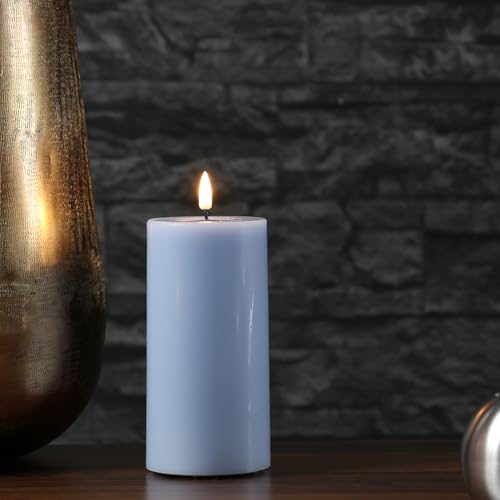 MARELIDA LED Kerze Echtwachs Deluxe Homeart Stumpenkerze mit realistischer 3D Flamme mit Wachsspiegel hellblau Indoor (D: 7,5cm - H: 15cm) von MARELIDA