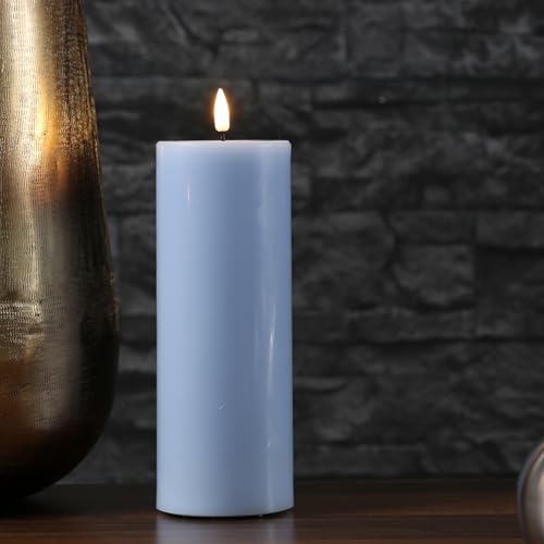 MARELIDA LED Kerze Echtwachs Deluxe Homeart Stumpenkerze mit realistischer 3D Flamme mit Wachsspiegel hellblau Indoor (D: 7,5cm - H: 20cm) von MARELIDA