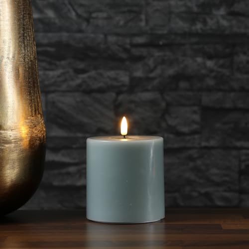 MARELIDA LED Kerze Echtwachs Deluxe Homeart Stumpenkerze mit realistischer 3D Flamme mit Wachsspiegel salbeigrün Indoor (D: 10cm - H: 10cm) von MARELIDA