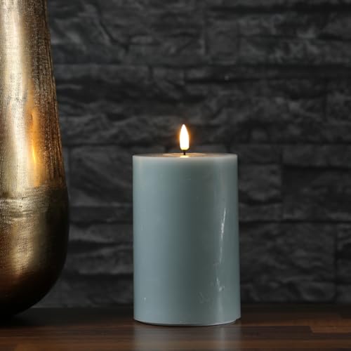LED Kerze Echtwachs Deluxe Homeart Stumpenkerze mit realistischer 3D Flamme mit Wachsspiegel salbeigrün Indoor (D: 10cm - H: 15cm) von MARELIDA