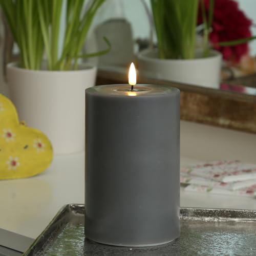 MARELIDA LED Kerze Echtwachskerze Deluxe Homeart mit realistischer 3D Flamme mit Wachsspiegel Stumpenkerze für Innen grau (D: 10cm - H: 15cm) von MARELIDA
