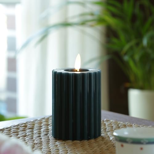 MARELIDA LED Kerze Echtwachskerze gerillt geriffelt Stumpenkerze mit senkrechten Rillen und flackernder Flamme Timer blau Wachskerze für Innen (Höhe: 12cm) von MARELIDA