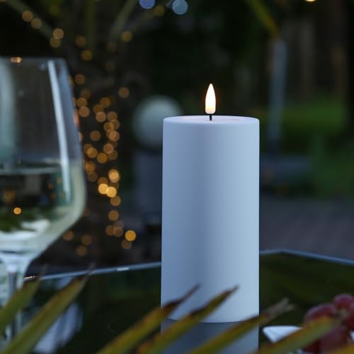 MARELIDA LED Kerze Outdoor DELUXE Homeart mit realistischer 3D Flamme Stumpenkerze Kunststoff für Innen/Außen weiß (D: 7,5cm - H: 15cm) von MARELIDA