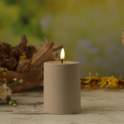 MARELIDA LED Kerze Outdoor DELUXE Homeart mit realistischer 3D Flamme Stumpenkerze Kunststoffkerze für Innen/Außen sand (D: 7,5cm - H: 10cm) von MARELIDA