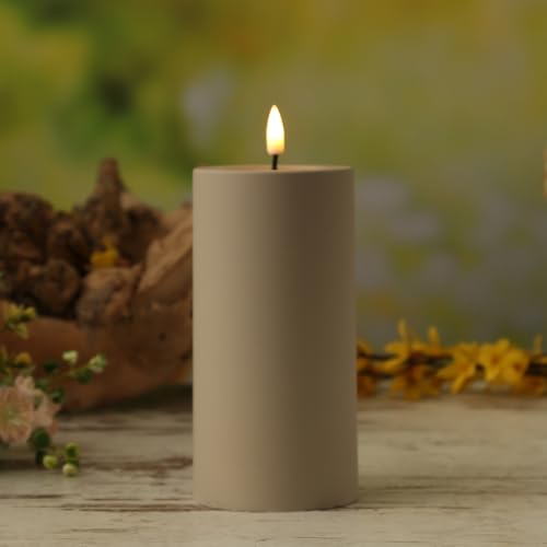 LED Kerze Outdoor DELUXE Homeart mit realistischer 3D Flamme Stumpenkerze Kunststoffkerze für Innen/Außen sand (D: 7,5cm - H: 15cm) von MARELIDA