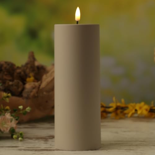 LED Kerze Outdoor DELUXE Homeart mit realistischer 3D Flamme Stumpenkerze Kunststoffkerze für Innen/Außen sand (D: 7,5cm - H: 20cm) von MARELIDA