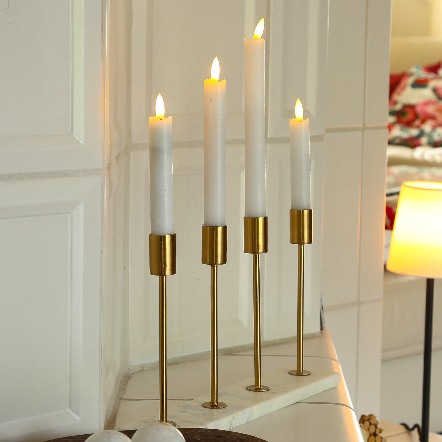 Stabkerzenhalter - Kerzenständer - Marmorplatte - 4 goldfarbene Kerzenhalterungen - H: 20cm - weiß Stabkerzenhalter - Kerzenständer - Marmorplatte - 4 goldfarbene Kerzenhalterungen - H: 20cm - weiß von MARELIDA