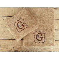 Benutzerdefinierte Stickerei Personalisierte Monogrammiert Hand Oder Badetuch/Blumengeschenk Initialen Name Auf Kastanienbraun Marine Grau Weiß Benutzerdefinierte Stickerei Personalisierte Monogrammiert Hand Oder Badetuch/Blumengeschenk Initialen Name Auf Kastanienbraun Marine Grau Weiß von MARLEstore