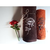 Besticktes Hand - Und Duschtuch Mit Rose // Handgefertigtes Personalisiertes Weihnachtsgeschenktuch Für Sie Besticktes Hand - Und Duschtuch Mit Rose // Handgefertigtes Personalisiertes Weihnachtsgeschenktuch Für Sie von MARLEstore